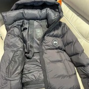 Canada Goose连帽反光条羽绒服