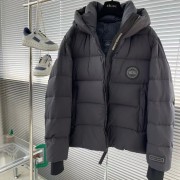 Canada Goose连帽反光条羽绒服