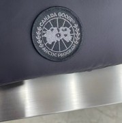 Canada Goose连帽反光条羽绒服