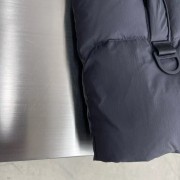 Canada Goose连帽反光条羽绒服