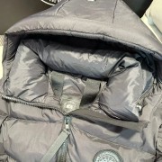 Canada Goose连帽反光条羽绒服
