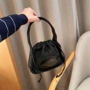 藤编抽绳编织手提包