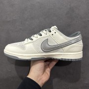 Nk SB Dunk Low 斯图西蛇年联名 猪八银勾 周年高端定制 低帮休闲板鞋 DM6868-008