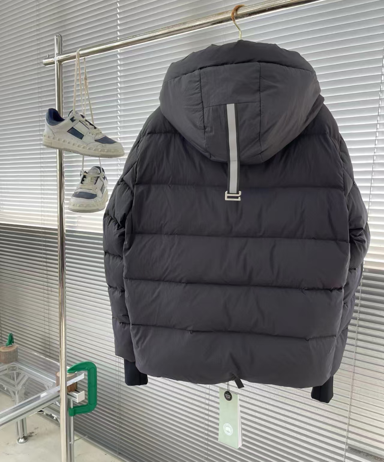Canada Goose连帽反光条羽绒服 第2张