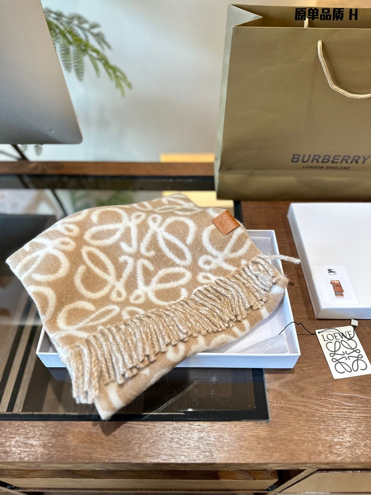 LOEWE冬季新品围巾 第1张